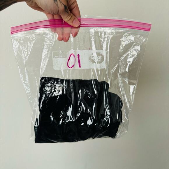 Lululemon color black Cropped Leggings size 4 21” - Picture 10 of 10